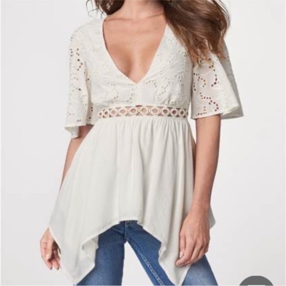 Venus White Eyelet V-Neck Asymmetrical Hem‎ Top Size 12